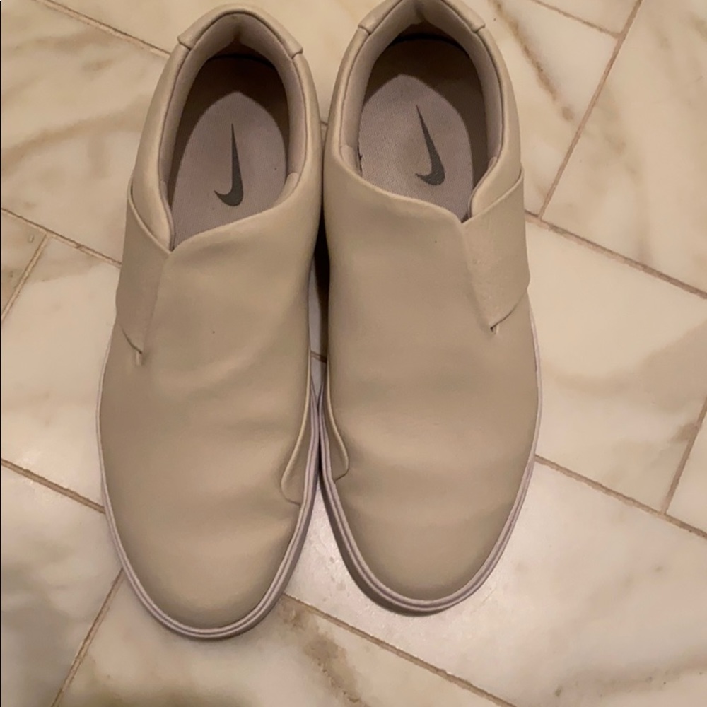 Nike shoes white/cream color